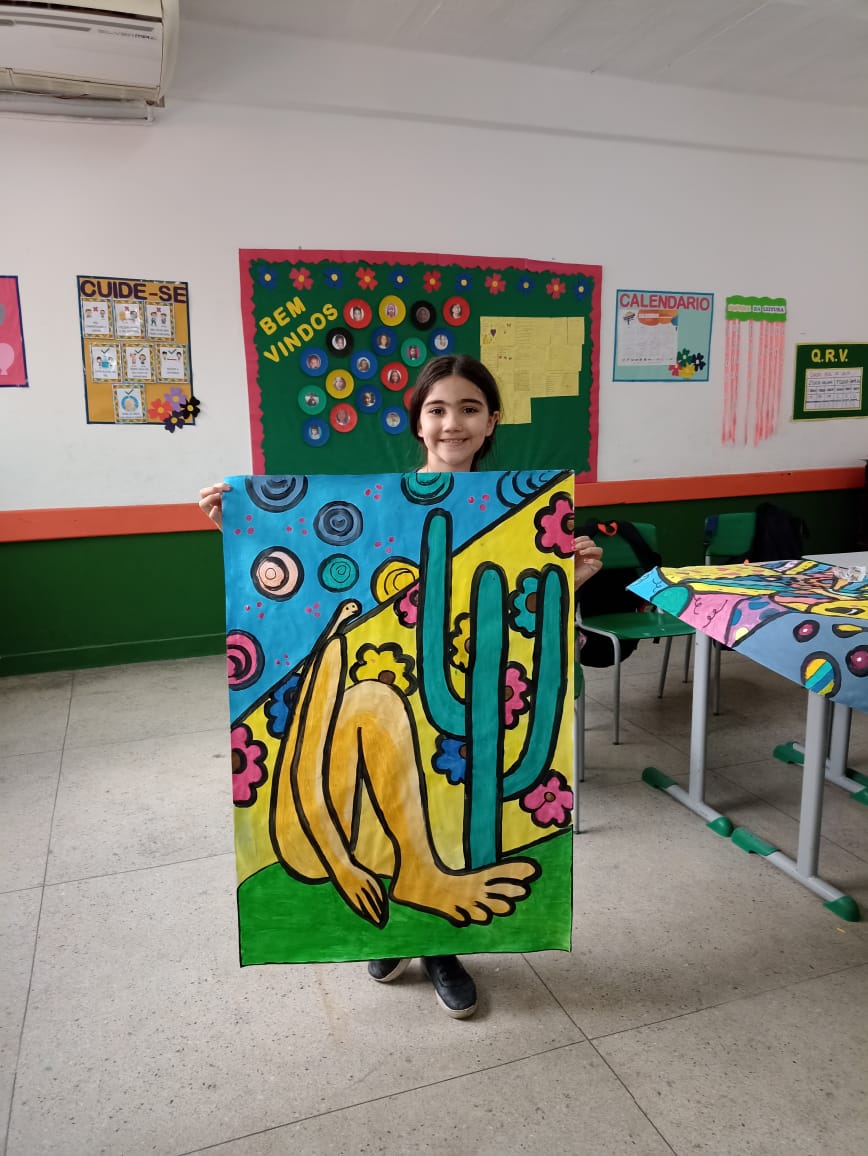 Aluna segurando releitura da obra Abaporu de Tarsila do Amaral